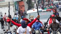 Sejumlah pendemo membawa senjata tajam saat berdemonstrasi. 