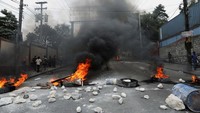 Massa membakar ban selama demo di Port-au-Prince, Haiti 5 Februari 2024.