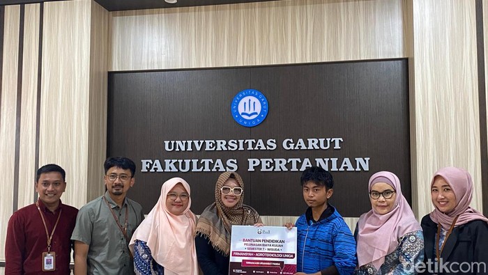 Penyerahan bantuan dari Panda untuk Iman.