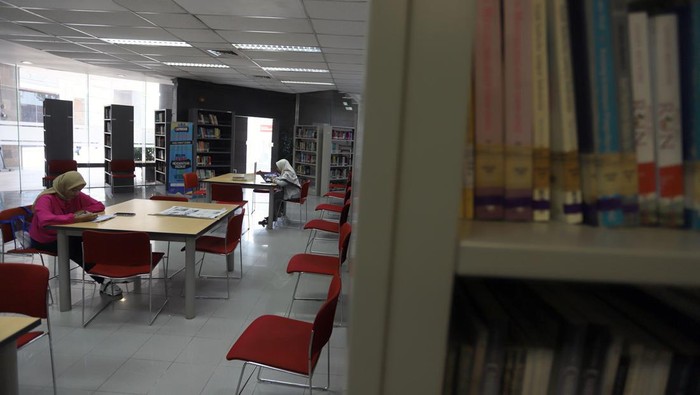 Sejumlah pengunjung melihat patung presiden pertama sukarno yang berada di kawasan Perpustakaan Proklamator Bung Karno Blitar, Jawa Timur, Senin (5/2/2024). Perpus Bung Karno mencatat kenaikan jumlah pengunjung hingga 85 persen di tahun 2023, dengan jumlah total pengunjung sebanyak 2.368.192 orang yang terdiri dari 530.015 pengunjung langsung dan 1.838.177 pengunjung daring, dibandingkan dengan 2022 yang total kunjungannya hanya sekitar 1.276.703 orang. ANTARA FOTO/Irfan Anshori/YU