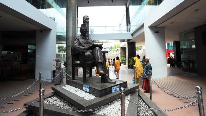 Sejumlah pengunjung melihat patung presiden pertama sukarno yang berada di kawasan Perpustakaan Proklamator Bung Karno Blitar, Jawa Timur, Senin (5/2/2024). Perpus Bung Karno mencatat kenaikan jumlah pengunjung hingga 85 persen di tahun 2023, dengan jumlah total pengunjung sebanyak 2.368.192 orang yang terdiri dari 530.015 pengunjung langsung dan 1.838.177 pengunjung daring, dibandingkan dengan 2022 yang total kunjungannya hanya sekitar 1.276.703 orang. ANTARA FOTO/Irfan Anshori/YU
