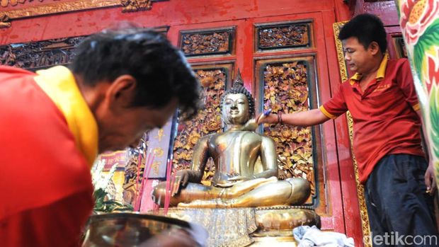 Persiapan Imlek di Kelenteng Dewi Kwan Im Palembang, pasang seribu lampion dan ritual cuci patung dewa.