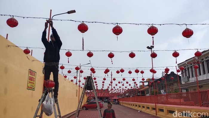 Persiapan Imlek di Kelenteng Dewi Kwan Im Palembang, pasang seribu lampion dan ritual cuci patung dewa.