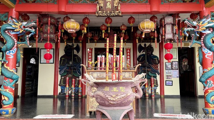 Persiapan Imlek di Vihara Tanda Bhakti Kota Bandung.