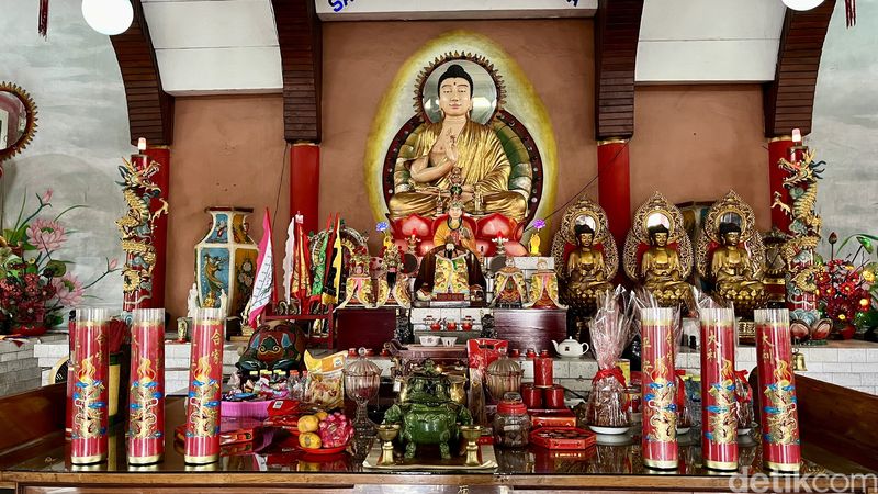 Persiapan Imlek di Vihara Tanda Bhakti Kota Bandung.