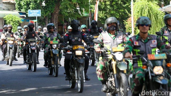 Personel TNI-Polri di Banyuwangi patroli skala besar jelang  Pemilu 2024, Selasa (6/2/2024).