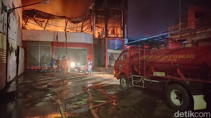 Petugas berjibaku memadamkan kebakaran.