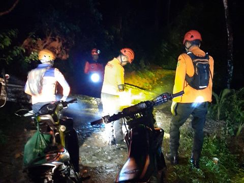 Petugas BPBD Cilacap memotong pohon tumbang yang menutup jalan menuju lokasi longsor di Desa Cijati, Kecamatan Cimanggu, Kabupaten Cilacap, Selasa (6/2/2024) dini hari.