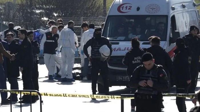 Police forensic experts examine the area after a shooting outside the Caglayan courthouse in Istanbul, Turkey, on February 6, 2024. (Reuters)