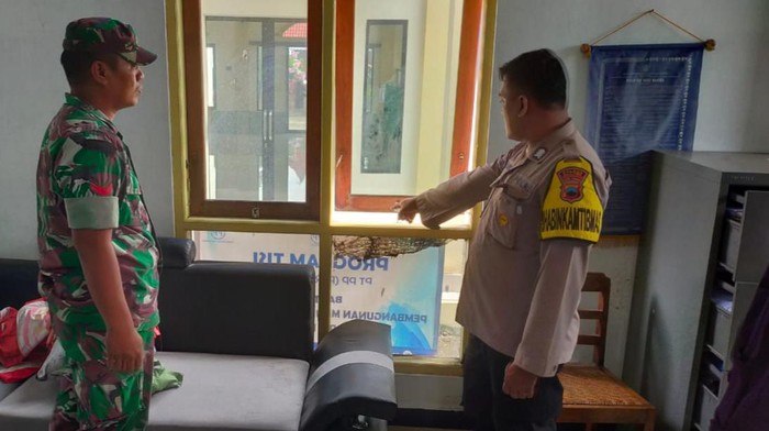 Petugas mengecek kantor Desa Sidowarno, Kecamatan Wonosari, Klaten yang dibobol.
