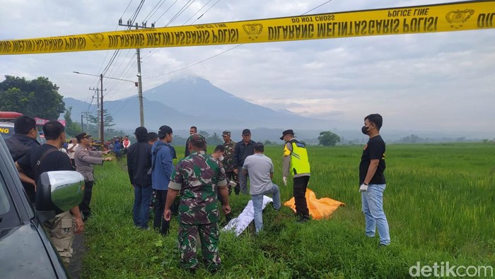 Petugas mengevakuasi mayat pria yang ditemukan di pinggir Jalan Payaman-Windusari, Secang, Magelang, Selasa (6/2/2024).