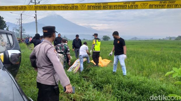 Petugas mengevakuasi mayat pria yang ditemukan di pinggir Jalan Payaman-Windusari, Secang, Magelang, Selasa (6/2/2024).