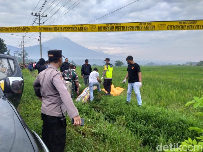 Petugas mengevakuasi mayat pria yang ditemukan di pinggir Jalan Payaman-Windusari, Secang, Magelang, Selasa (6/2/2024).
