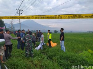 Mayat Pria Pakai Helm di Pinggir Jalan Secang Magelang