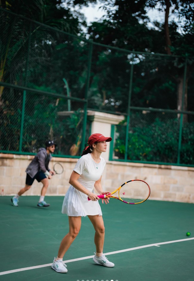 Tampak serius saat bermain tenis, penampilan pemeran Sri Asih itu banjir pujian netizen. Meski sudah berusia 31 tahun, namun tak sedikit yang menyebut penampilannya masih tak kalah dengan para ABG. Foto: Instagram/@pevpearce/@therealdisastr/@anyageraldine