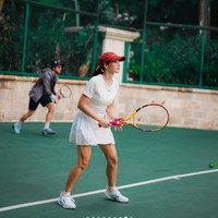 Tampak serius saat bermain tenis, penampilan pemeran Sri Asih itu banjir pujian netizen. Meski sudah berusia 31 tahun, namun tak sedikit yang menyebut penampilannya masih tak kalah dengan para ABG. Foto: Instagram/@pevpearce/@therealdisastr/@anyageraldine