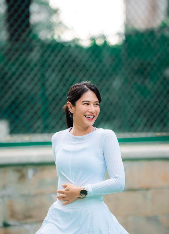 Tak kalah cantik mempesona, gaya Dian Sastrowardoyo juga berhasil bikin salfok. Ibu 2 anak itu juga tampil mengenakan busana olahraga berwarna putih.  Foto: Instagram/@pevpearce/@therealdisastr/@anyageraldine