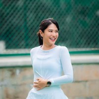 Tak kalah cantik mempesona, gaya Dian Sastrowardoyo juga berhasil bikin salfok. Ibu 2 anak itu juga tampil mengenakan busana olahraga berwarna putih.  Foto: Instagram/@pevpearce/@therealdisastr/@anyageraldine