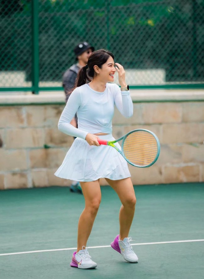 Terlihat Dian memadukan baju lengan panjangnya dengan rok olahraga berwarna senada. Ia juga mengenakan sneaker berwarna putih dan ungu. Di usia 41 tahun Dian tetap terlihat langsing dan bugar. Foto: Instagram/@pevpearce/@therealdisastr/@anyageraldine