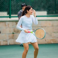 Terlihat Dian memadukan baju lengan panjangnya dengan rok olahraga berwarna senada. Ia juga mengenakan sneaker berwarna putih dan ungu. Di usia 41 tahun Dian tetap terlihat langsing dan bugar. Foto: Instagram/@pevpearce/@therealdisastr/@anyageraldine