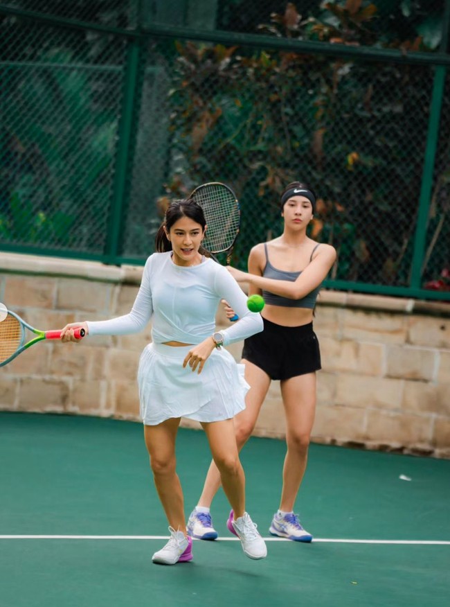 Cantik maksimal, begini gaya Dian dan Anya Geraldine saat bermain bersama. Penampilan keduanya dijamin bikin susah kedip. Foto: Instagram/@pevpearce/@therealdisastr/@anyageraldine