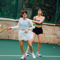 Cantik maksimal, begini gaya Dian dan Anya Geraldine saat bermain bersama. Penampilan keduanya dijamin bikin susah kedip. Foto: Instagram/@pevpearce/@therealdisastr/@anyageraldine