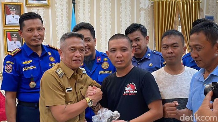 Pj Bupati Bone Andi Islamuddin menerima Satgas Damkar Bone.