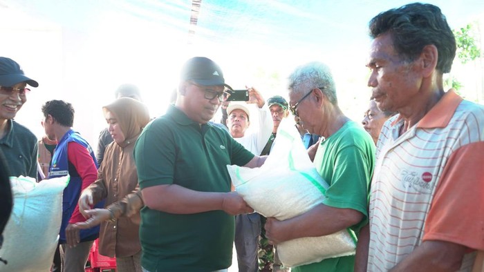Pj Wali Kota Palopo saat menyerahkan bantuan ke 23 Kepala Keluarga eks penderita kusta di Palopo. Dokumen Istimewa