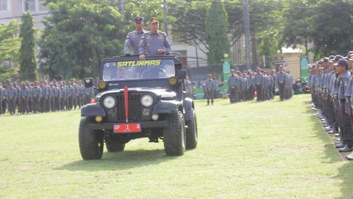 Pj Wali Kota Parepare Akbar Ali saat pengukuhan satlinmas.