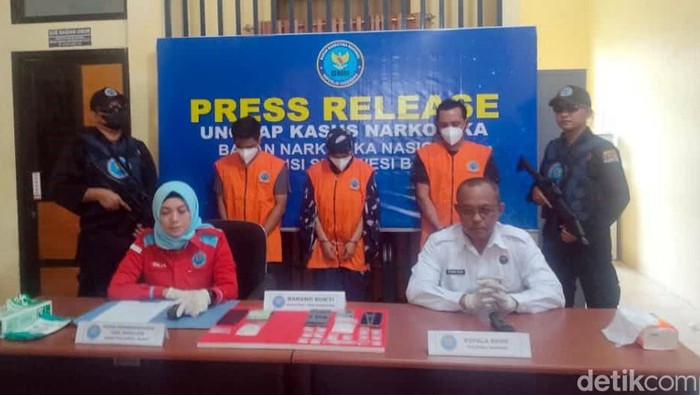 Ibu rumah tangga (IRT) berinisial HS (30) di Kabupaten Polewali Mandar (Polman), Sulawesi Barat (Sulbar), ditangkap gegara terlibat peredaran narkoba jenis sabu.