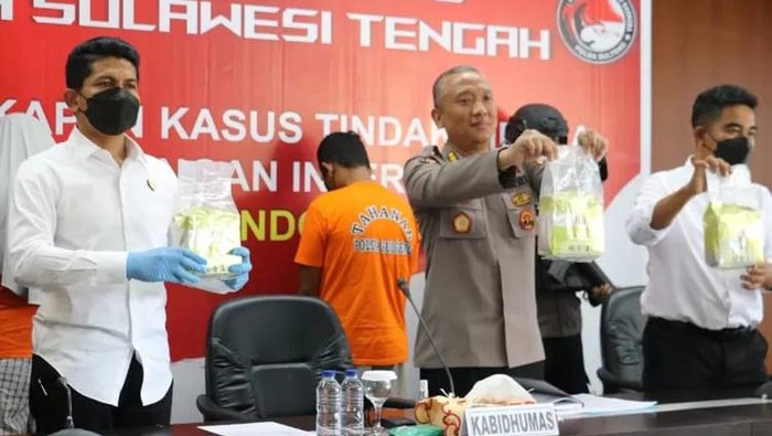 Polisi saat merilis kasus narkoba di Sulteng.