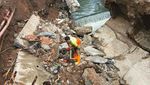 Potret Pos Pantau Pintu Air Palmerah Ambrol Tutup Separuh Aliran Sungai