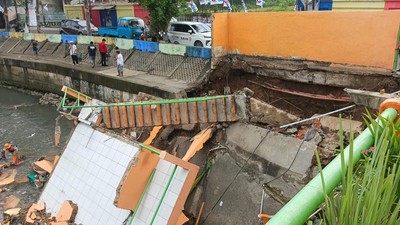 Potret Pos Pantau Pintu Air Palmerah Ambrol Tutup Separuh Aliran Sungai