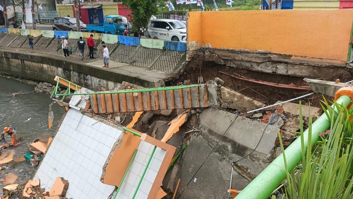 Pos Pantau Pintu Air Palmerah Ambrol ke Sungai