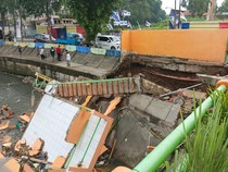 Potret Pos Pantau Pintu Air Palmerah Ambrol Tutup Separuh Aliran Sungai