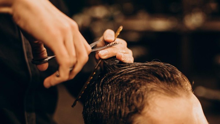Cukur rambut.