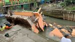Potret Pos Pantau Pintu Air Palmerah Ambrol Tutup Separuh Aliran Sungai