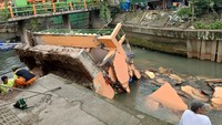 Pantauan detikcom di lokasi, bongkahan pos pantau yang jeblos belum diangkat. (Foto: Devandra Abi Prasetyo/detikcom)