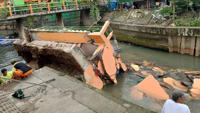 Potret Pos Pantau Pintu Air Palmerah Ambrol Tutup Separuh Aliran Sungai Potret Pos Pantau Pintu Air Palmerah Ambrol Tutup Separuh Aliran Sungai