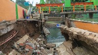 Petugas masih menunggu alat berat yang datang untuk mengangkat bongkahan batu yang jatuh ke sungai. (Foto: Devandra Abi Prasetyo/detikcom)