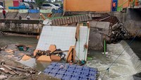 Terlihat bongkahan bangunan ambrol jatuh ke sungai. (Foto: Devandra Abi Prasetyo/detikcom)