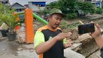 Potret Pos Pantau Pintu Air Palmerah Ambrol Tutup Separuh Aliran Sungai