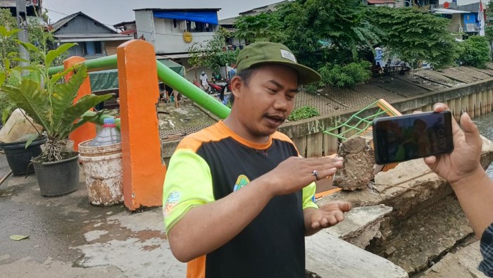 Potret Pos Pantau Pintu Air Palmerah Ambrol Tutup Separuh Aliran Sungai Potret Pos Pantau Pintu Air Palmerah Ambrol Tutup Separuh Aliran Sungai