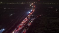 Begini penampakan ribuan kendaraan yang terjebak macet saat musim mudik Imlek 2024 di kawasan Hubei, China, Senin (5/2/2024).