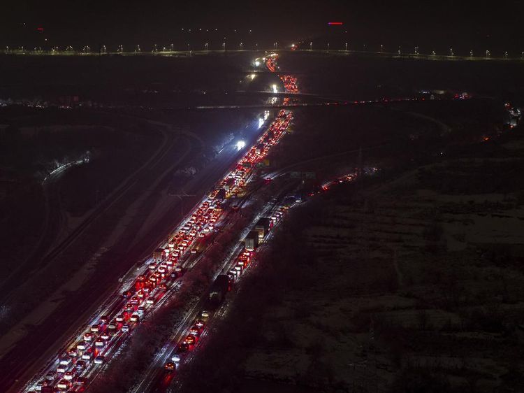 Potret Ribuan Kendaraan Terjebak Macet saat Mudik Imlek di China
