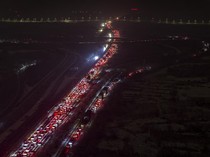 Potret Ribuan Kendaraan Terjebak Macet saat Mudik Imlek di China