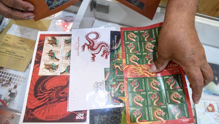 Petugas menunjukkan prangko seri Imlek 2024 Tahun Naga Kayu 2575 di Kantor Pos Indonesia, Jakarta, Selasa (6/2/2024). Prangko tersebut dijual mulai dari harga Rp.20.000 - Rp.63.000. ANTARA FOTO/Muhammad Adimaja/foc.