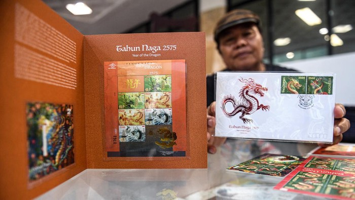 Petugas menunjukkan prangko seri Imlek 2024 Tahun Naga Kayu 2575 di Kantor Pos Indonesia, Jakarta, Selasa (6/2/2024). Prangko tersebut dijual mulai dari harga Rp.20.000 - Rp.63.000. ANTARA FOTO/Muhammad Adimaja/foc.