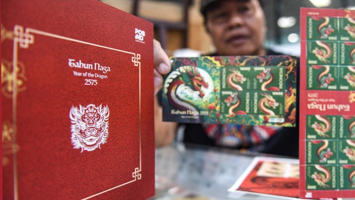 Petugas menunjukkan prangko seri Imlek 2024 Tahun Naga Kayu 2575 di Kantor Pos Indonesia, Jakarta, Selasa (6/2/2024). Prangko tersebut dijual mulai dari harga Rp.20.000 - Rp.63.000. ANTARA FOTO/Muhammad Adimaja/foc.