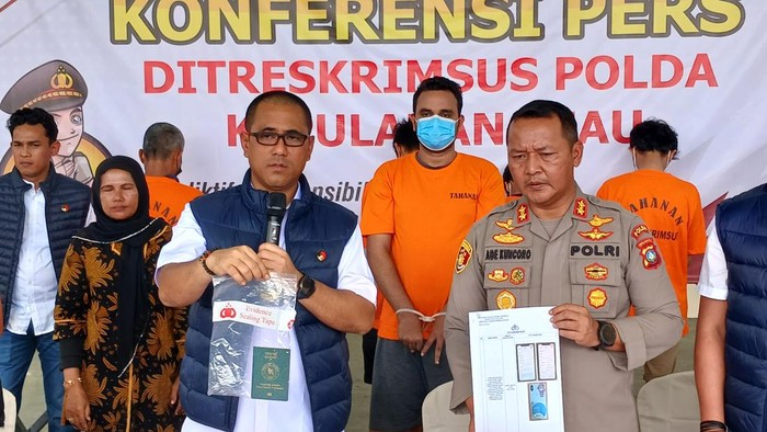 Pria berinisial NIS, WN Bangladesh saat dipaparkan Ditreskrimsus Polda Kepri terkait kasus penyebaran video dan foto syur. (dok Polda Kepri)